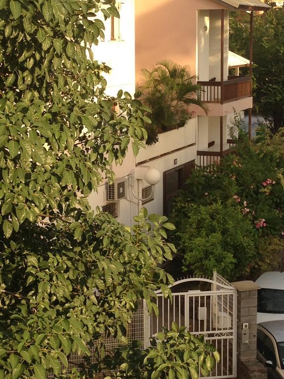 Apartmán Au Meuble Des Roches Saint-Gilles-les Bains Exteriér fotografie